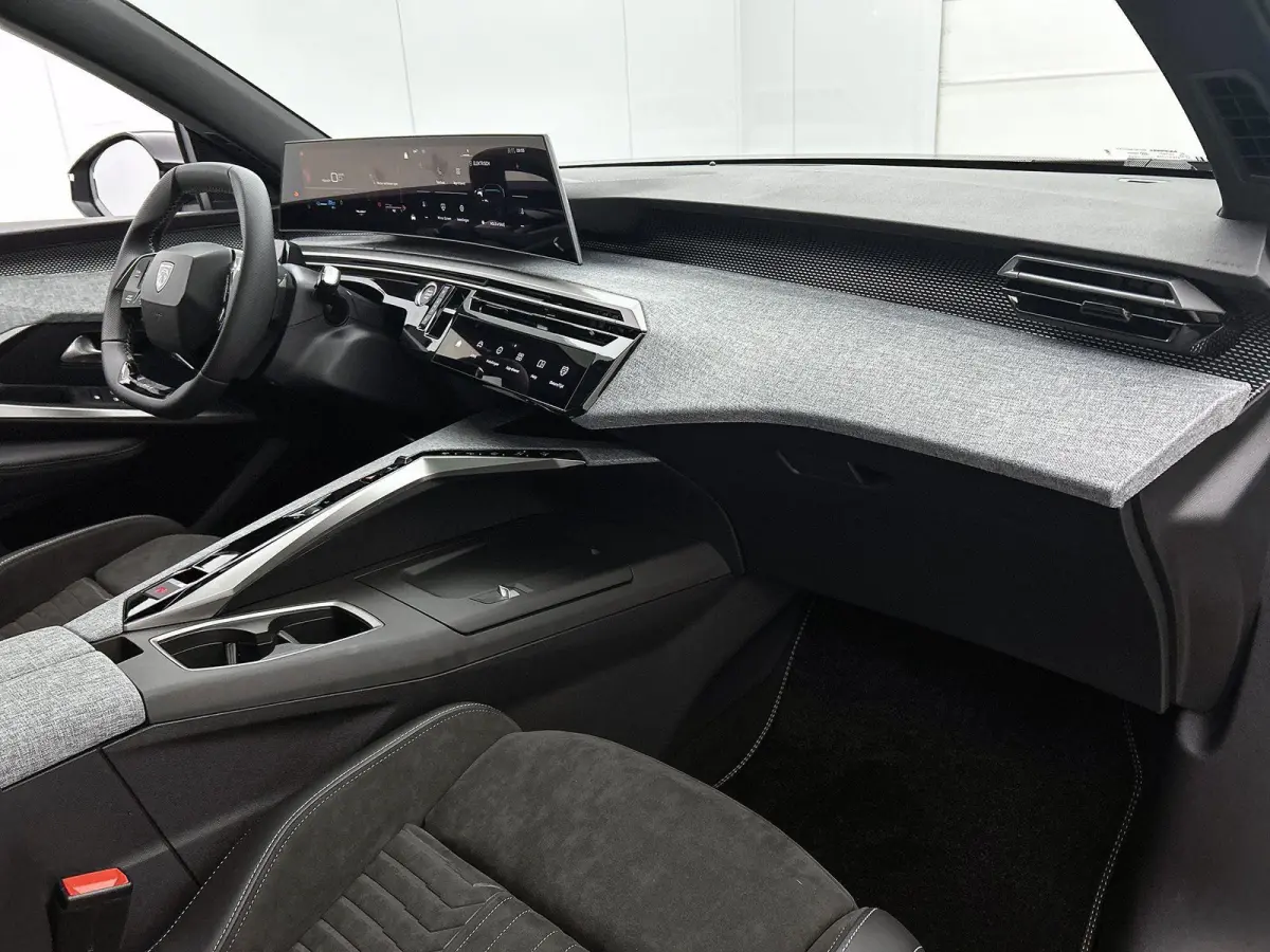 1.6 Plug-in Hybrid 225pk GT 7p Automaat | Schuif-/kanteldak | Elektrisch Verstelb. Bestuurdersstoel | Navigatie | Climate Control | 360 Camera | Matrix-LED | Stoelverwarming |