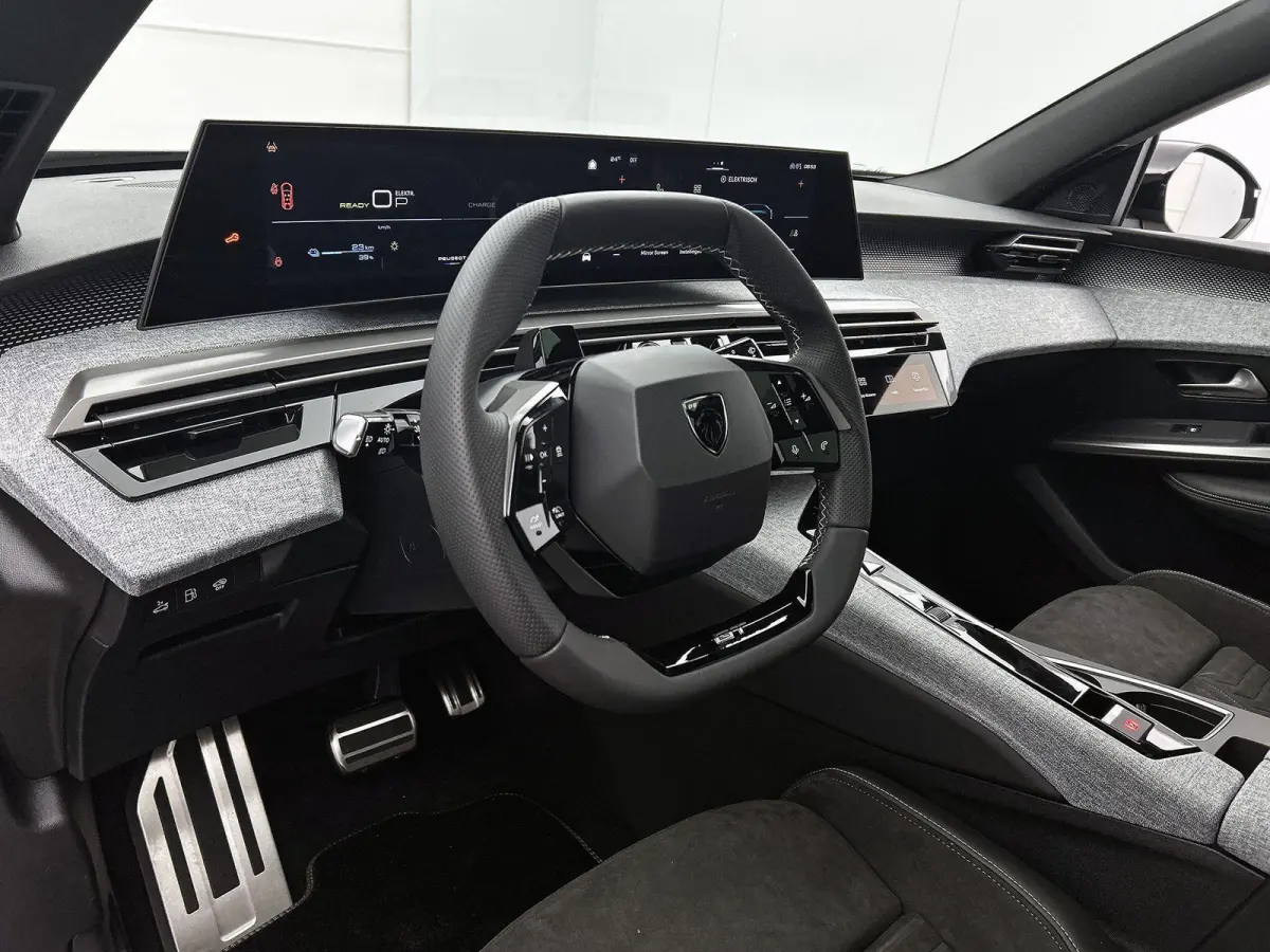1.6 Plug-in Hybrid 225pk GT 7p Automaat | Schuif-/kanteldak | Elektrisch Verstelb. Bestuurdersstoel | Navigatie | Climate Control | 360 Camera | Matrix-LED | Stoelverwarming |