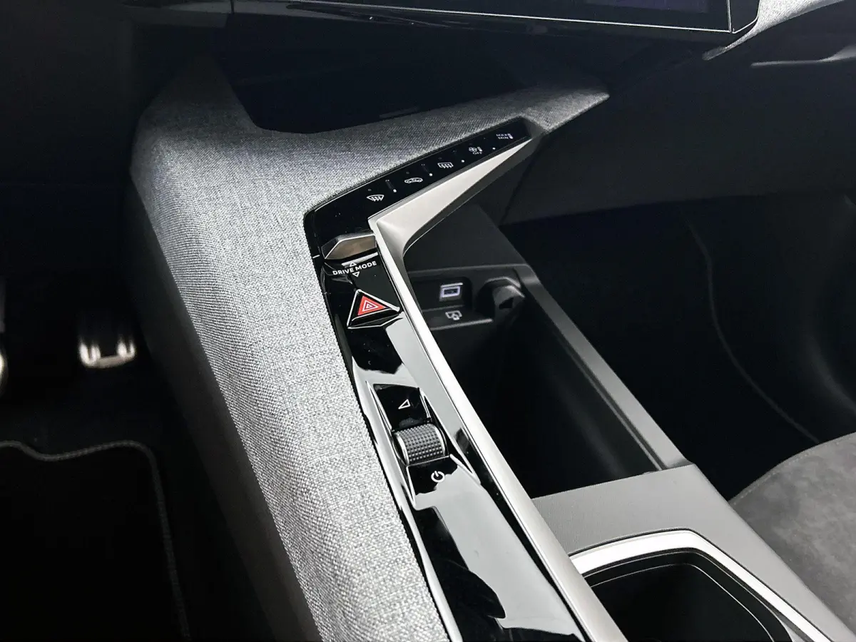 1.6 Plug-in Hybrid 225pk GT 7p Automaat | Schuif-/kanteldak | Elektrisch Verstelb. Bestuurdersstoel | Navigatie | Climate Control | 360 Camera | Matrix-LED | Stoelverwarming |