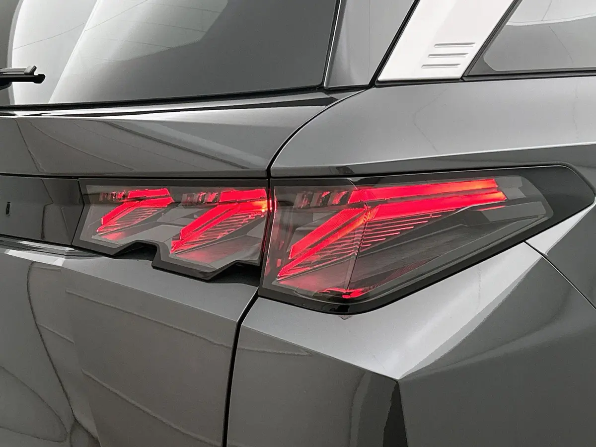 1.6 Plug-in Hybrid 225pk GT 7p Automaat | Schuif-/kanteldak | Elektrisch Verstelb. Bestuurdersstoel | Navigatie | Climate Control | 360 Camera | Matrix-LED | Stoelverwarming |