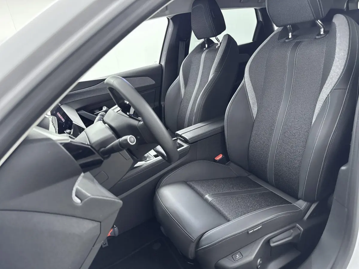 130 pk Allure | AGR- bestuurdersstoel, Incl. verwarmde voorstoelen | Pack Easy Access | Peugeot Connect SOS