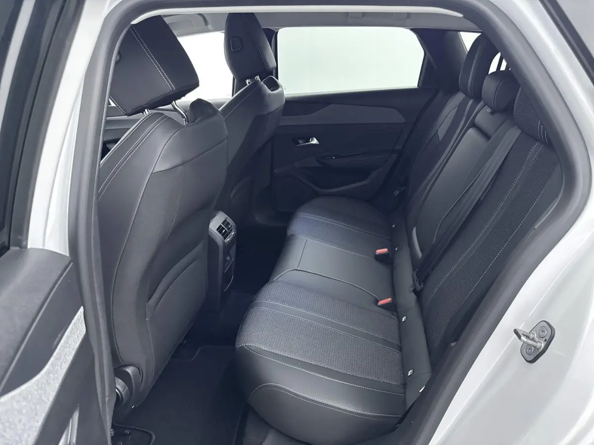 130 pk Allure | AGR- bestuurdersstoel, Incl. verwarmde voorstoelen | Pack Easy Access | Peugeot Connect SOS