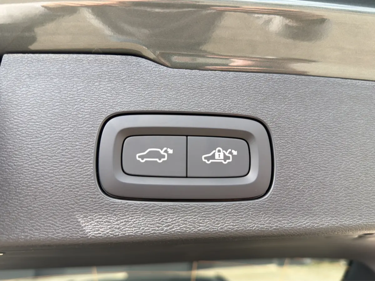2.0 T6 Plug-in hybrid AWD Ultra Dark Bowers & Wilkins | Massagestoelen | Gelamineerde ruiten | | Audio installatie high end | Buitenspiegels elektrisch verstel- en verwarmbaar | Cruise contr