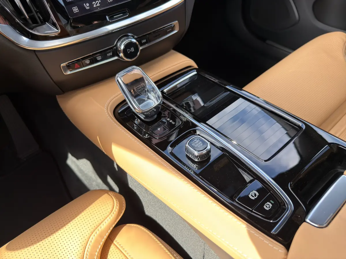 2.0 T6 Plug-in hybrid AWD Ultra Dark Bowers & Wilkins | Massagestoelen | Gelamineerde ruiten | | Audio installatie high end | Buitenspiegels elektrisch verstel- en verwarmbaar | Cruise contr