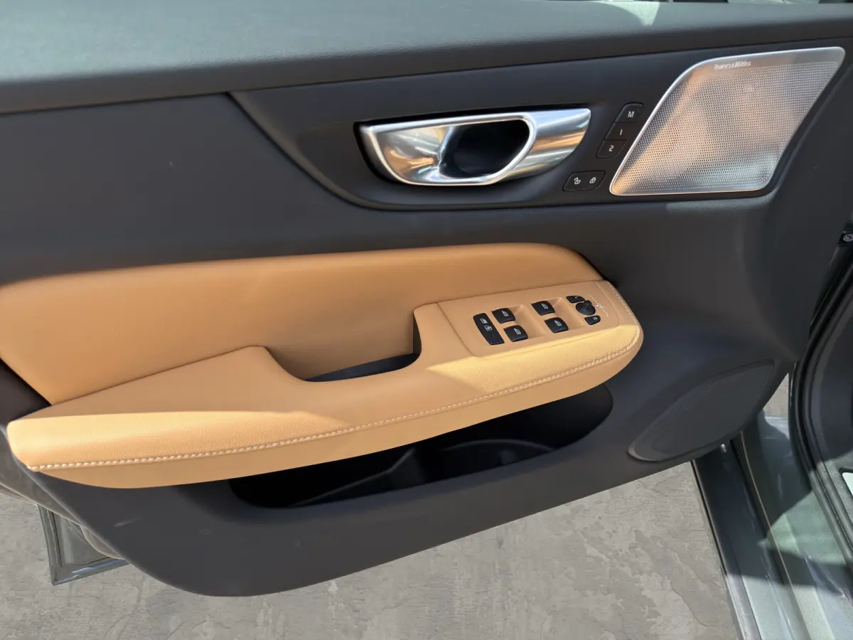 2.0 T6 Plug-in hybrid AWD Ultra Dark Bowers & Wilkins | Massagestoelen | Gelamineerde ruiten | | Audio installatie high end | Buitenspiegels elektrisch verstel- en verwarmbaar | Cruise contr