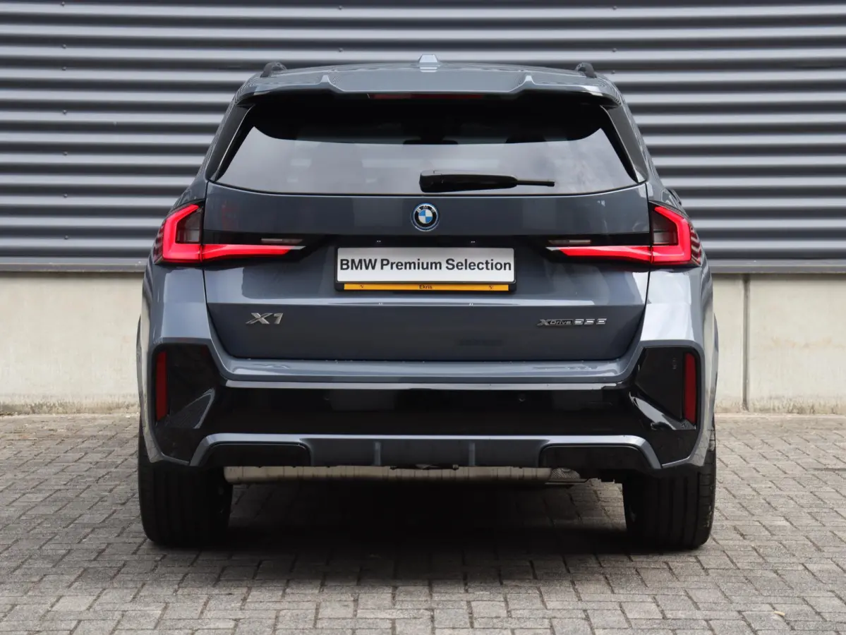 xDrive25e | M Sportpakket Pro | Panodak | Trekhaak | Head-Up | Driving Assistant Plus | Harman Kardon | Elektr. Stoelen | Parking Assistant Plus | Stuurwiel Verwamd | SOH 100% | 19'' LMV