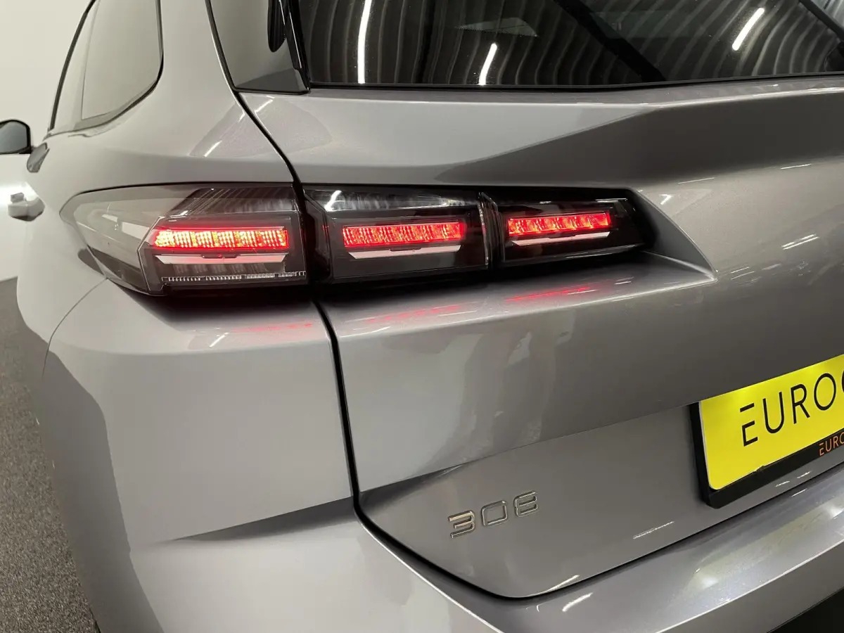 1.2 PureTech 130 PK SW S&S Allure Pack Climate Control Navigatiesysteem Parkeersensoren 16" lichtmetalen velgen Elektrisch inklapbare buitenspiegels