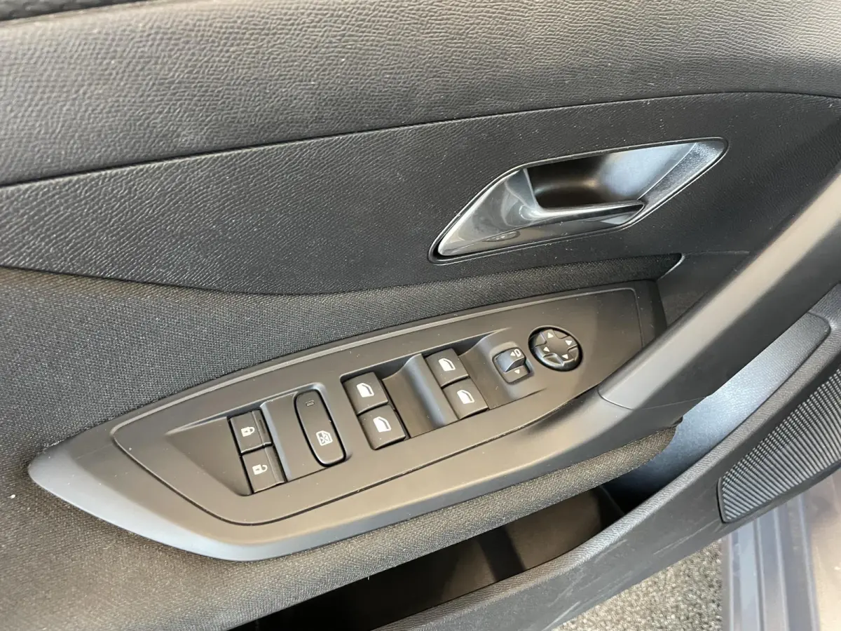 1.2 PureTech 130 PK SW S&S Allure Pack Climate Control Navigatiesysteem Parkeersensoren 16" lichtmetalen velgen Elektrisch inklapbare buitenspiegels
