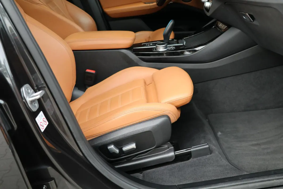 High Executive 80 kWh Panodak 360view 3D AdaptiveCruise Harman/Kardon Trekhaak Camera Lane Assist PDC 98000KM
