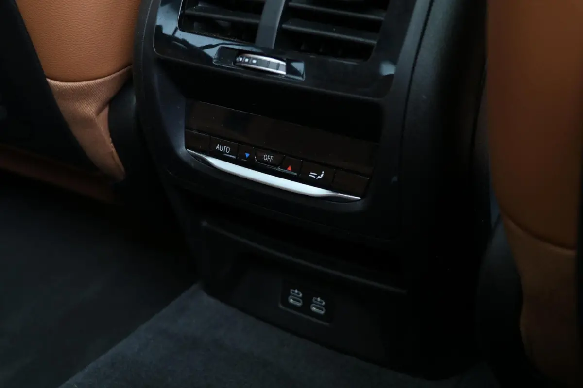 High Executive 80 kWh Panodak 360view 3D AdaptiveCruise Harman/Kardon Trekhaak Camera Lane Assist PDC 98000KM