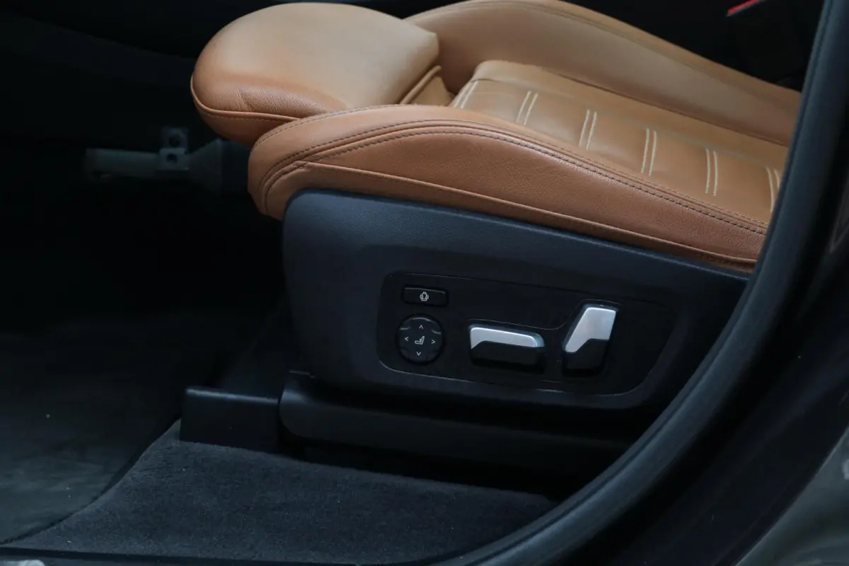 High Executive 80 kWh Panodak 360view 3D AdaptiveCruise Harman/Kardon Trekhaak Camera Lane Assist PDC 98000KM