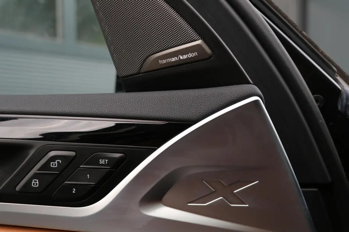 High Executive 80 kWh Panodak 360view 3D AdaptiveCruise Harman/Kardon Trekhaak Camera Lane Assist PDC 98000KM