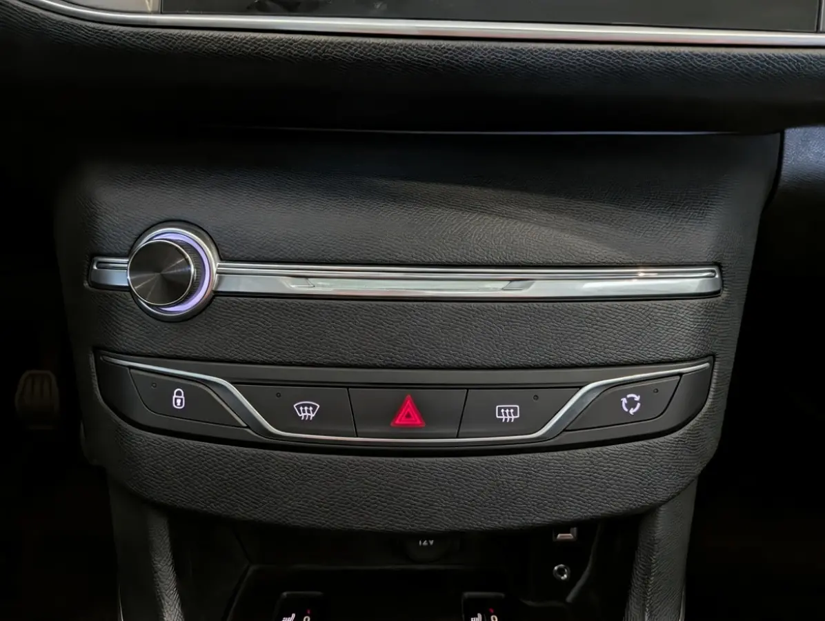 1.2 PureTech Allure Panoramadak, Airco, Cruise Control, Stuurbekrachtiging
