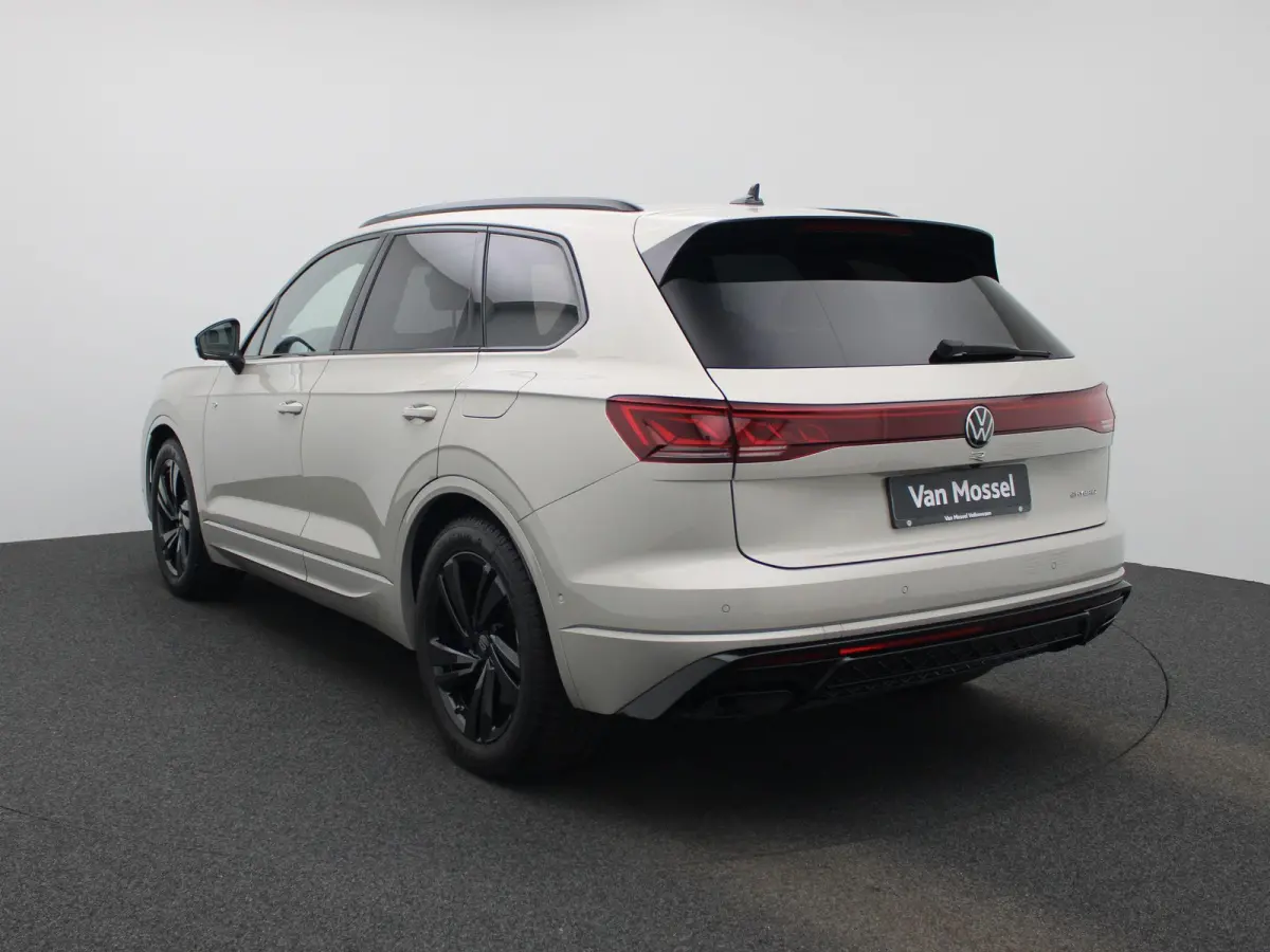 3.0 TSi eHybrid 4MOTION R Edition 462 PK| V6 | Panoramadak | Leder Interieur | Luchtvering | Navigatie | Dodehoekdetectie | 360 Camera | Head-Updisplay | Stoelverwarming Voor & Achter