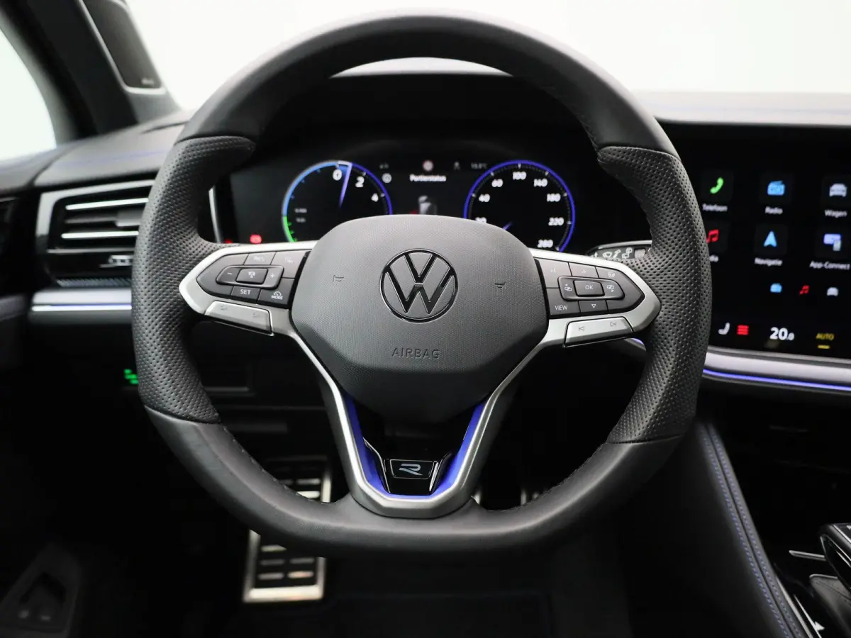 3.0 TSi eHybrid 4MOTION R Edition 462 PK| V6 | Panoramadak | Leder Interieur | Luchtvering | Navigatie | Dodehoekdetectie | 360 Camera | Head-Updisplay | Stoelverwarming Voor & Achter