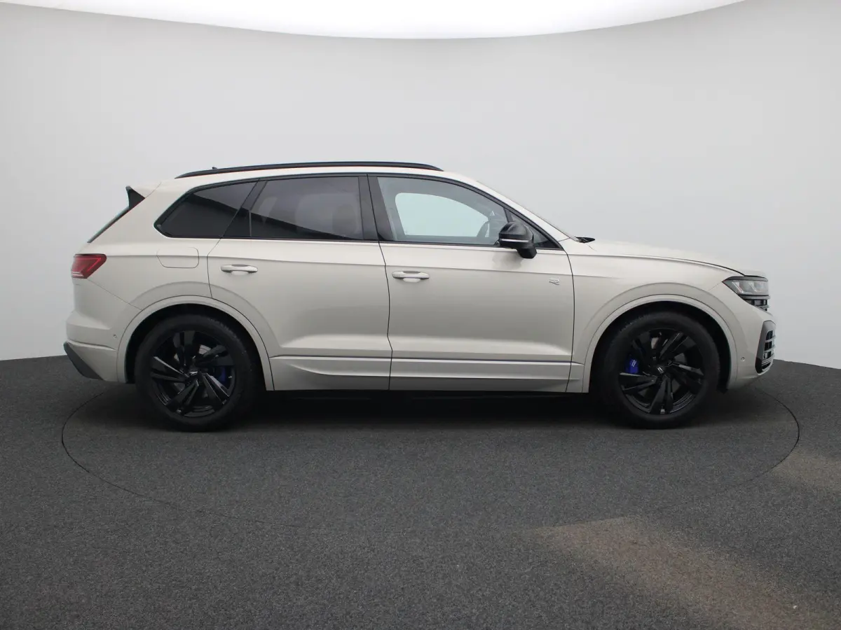 3.0 TSi eHybrid 4MOTION R Edition 462 PK| V6 | Panoramadak | Leder Interieur | Luchtvering | Navigatie | Dodehoekdetectie | 360 Camera | Head-Updisplay | Stoelverwarming Voor & Achter