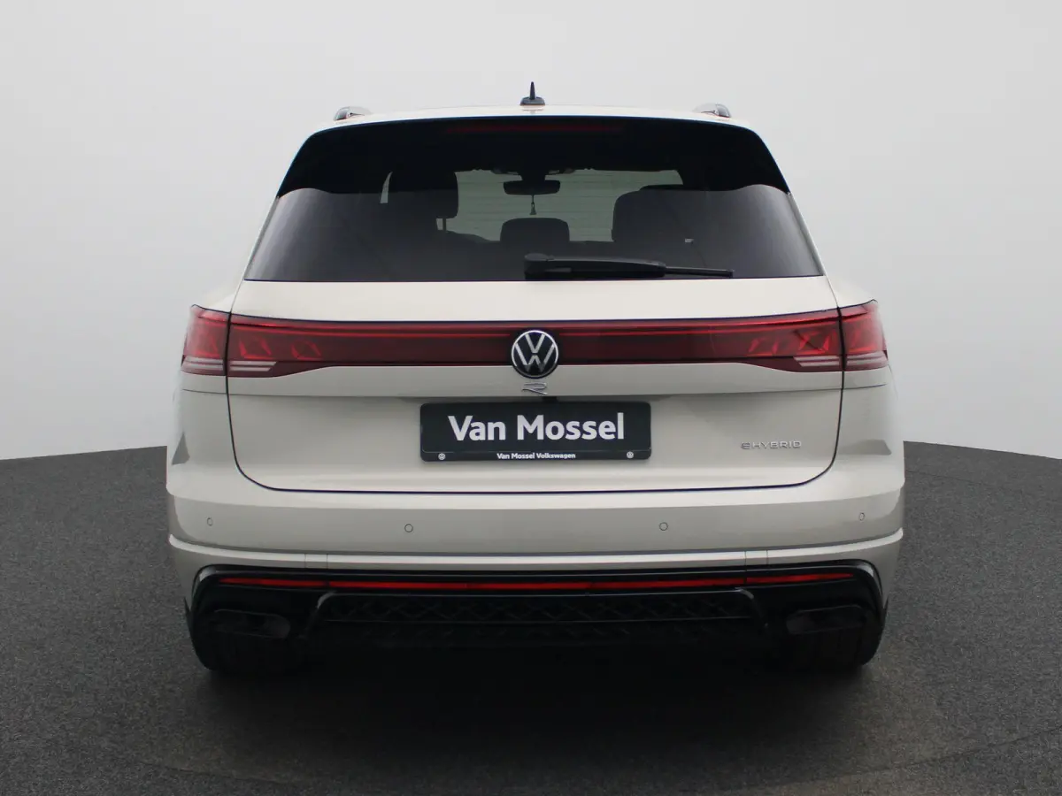 3.0 TSi eHybrid 4MOTION R Edition 462 PK| V6 | Panoramadak | Leder Interieur | Luchtvering | Navigatie | Dodehoekdetectie | 360 Camera | Head-Updisplay | Stoelverwarming Voor & Achter