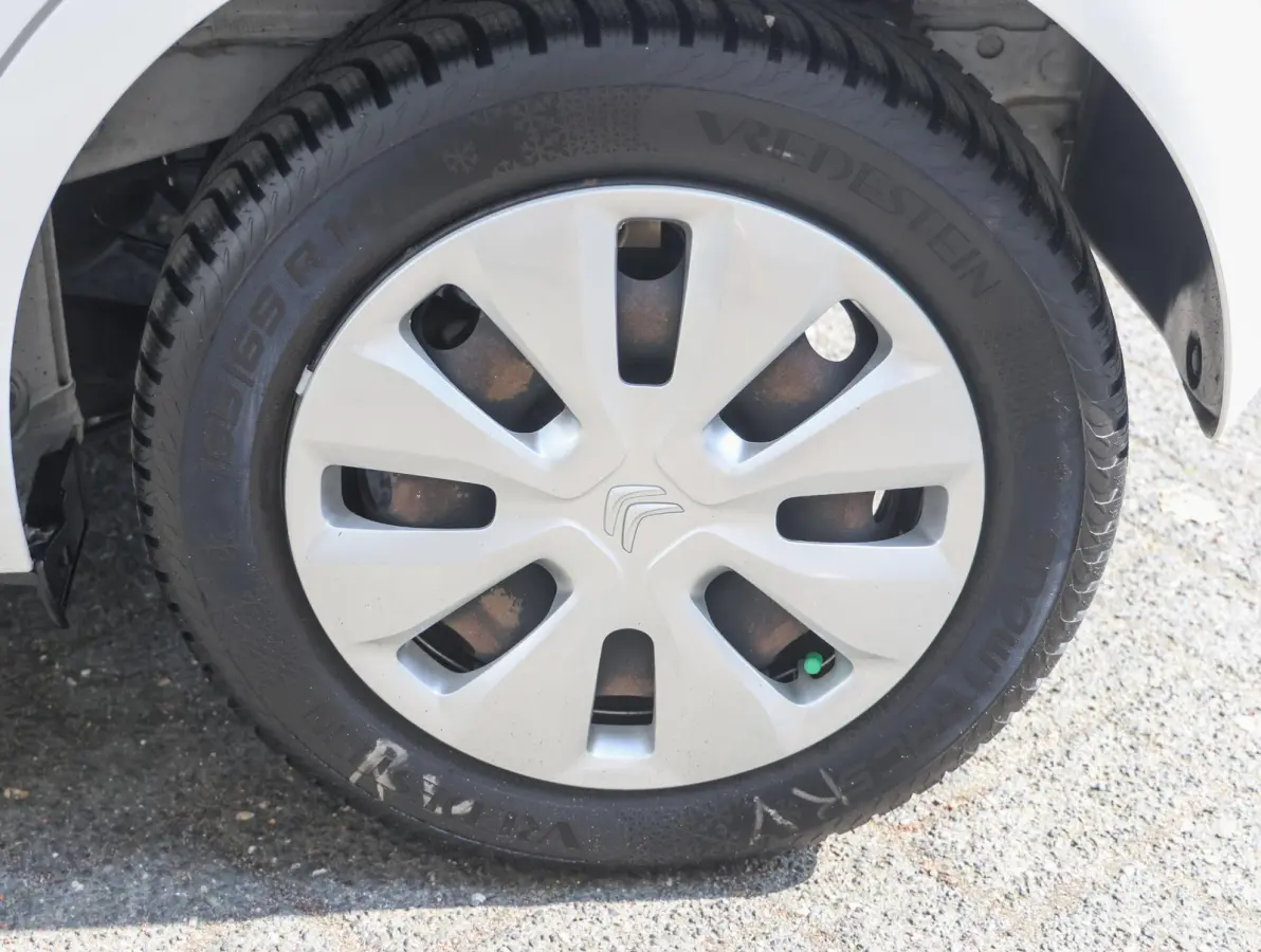 1.0 VTi Feel | Airco | Bluetooth | Centrale deurvergrendeling | Lederen stuurwiel | Chrome pakket