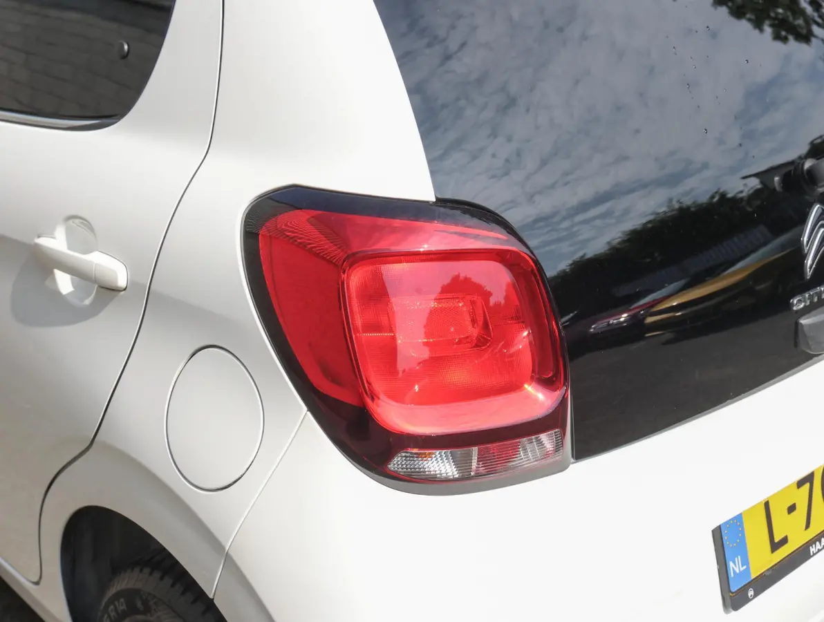 1.0 VTi Feel | Airco | Bluetooth | Centrale deurvergrendeling | Lederen stuurwiel | Chrome pakket