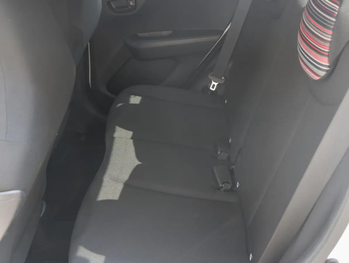 1.0 VTi Feel | Airco | Bluetooth | Centrale deurvergrendeling | Lederen stuurwiel | Chrome pakket