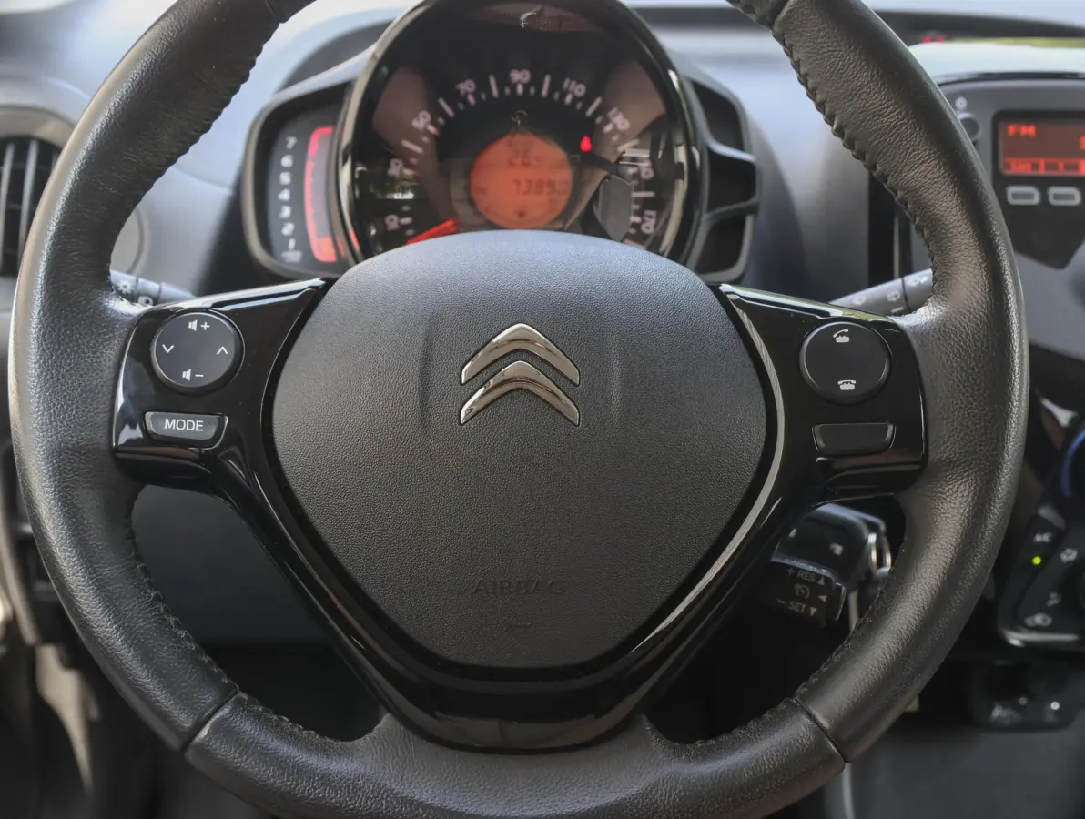 1.0 VTi Feel | Airco | Bluetooth | Centrale deurvergrendeling | Lederen stuurwiel | Chrome pakket