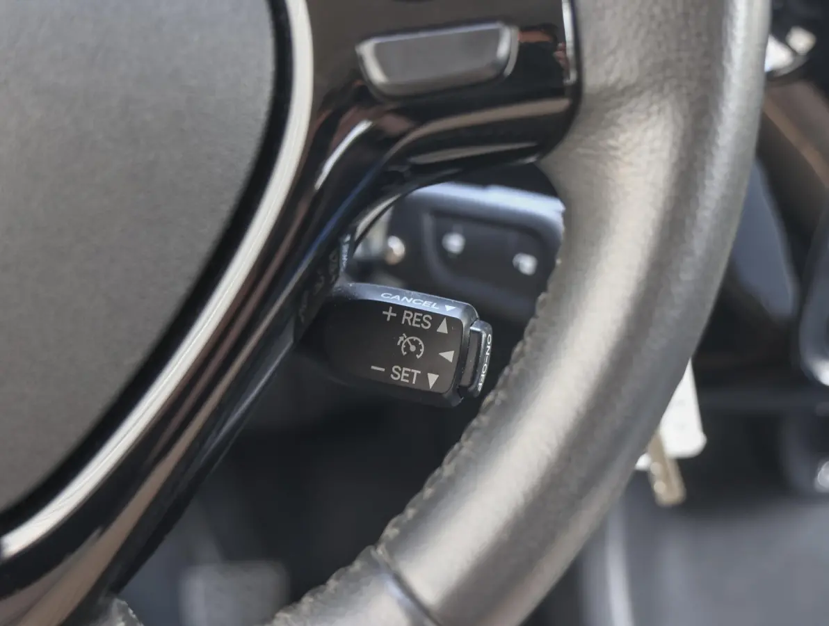 1.0 VTi Feel | Airco | Bluetooth | Centrale deurvergrendeling | Lederen stuurwiel | Chrome pakket