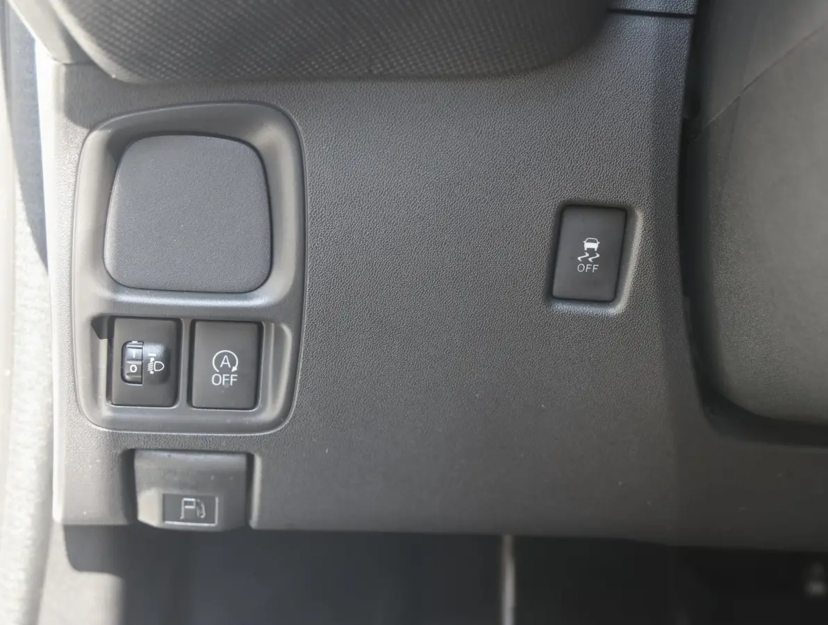 1.0 VTi Feel | Airco | Bluetooth | Centrale deurvergrendeling | Lederen stuurwiel | Chrome pakket