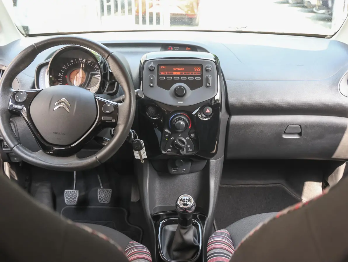 1.0 VTi Feel | Airco | Bluetooth | Centrale deurvergrendeling | Lederen stuurwiel | Chrome pakket