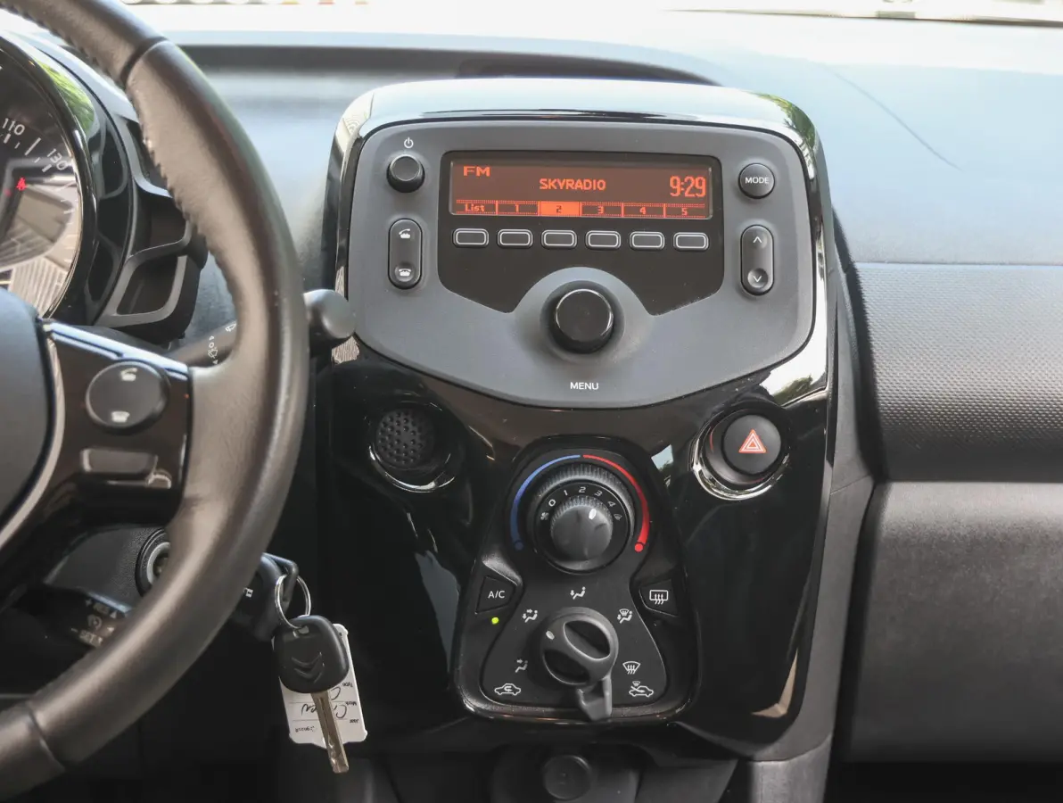 1.0 VTi Feel | Airco | Bluetooth | Centrale deurvergrendeling | Lederen stuurwiel | Chrome pakket