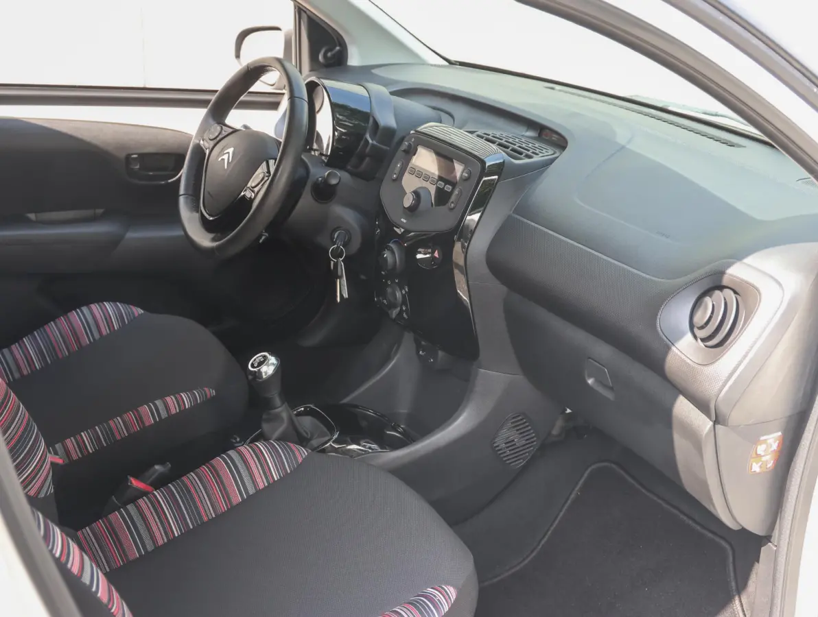 1.0 VTi Feel | Airco | Bluetooth | Centrale deurvergrendeling | Lederen stuurwiel | Chrome pakket