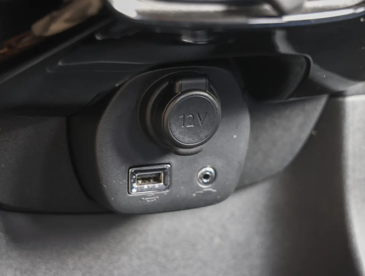1.0 VTi Feel | Airco | Bluetooth | Centrale deurvergrendeling | Lederen stuurwiel | Chrome pakket
