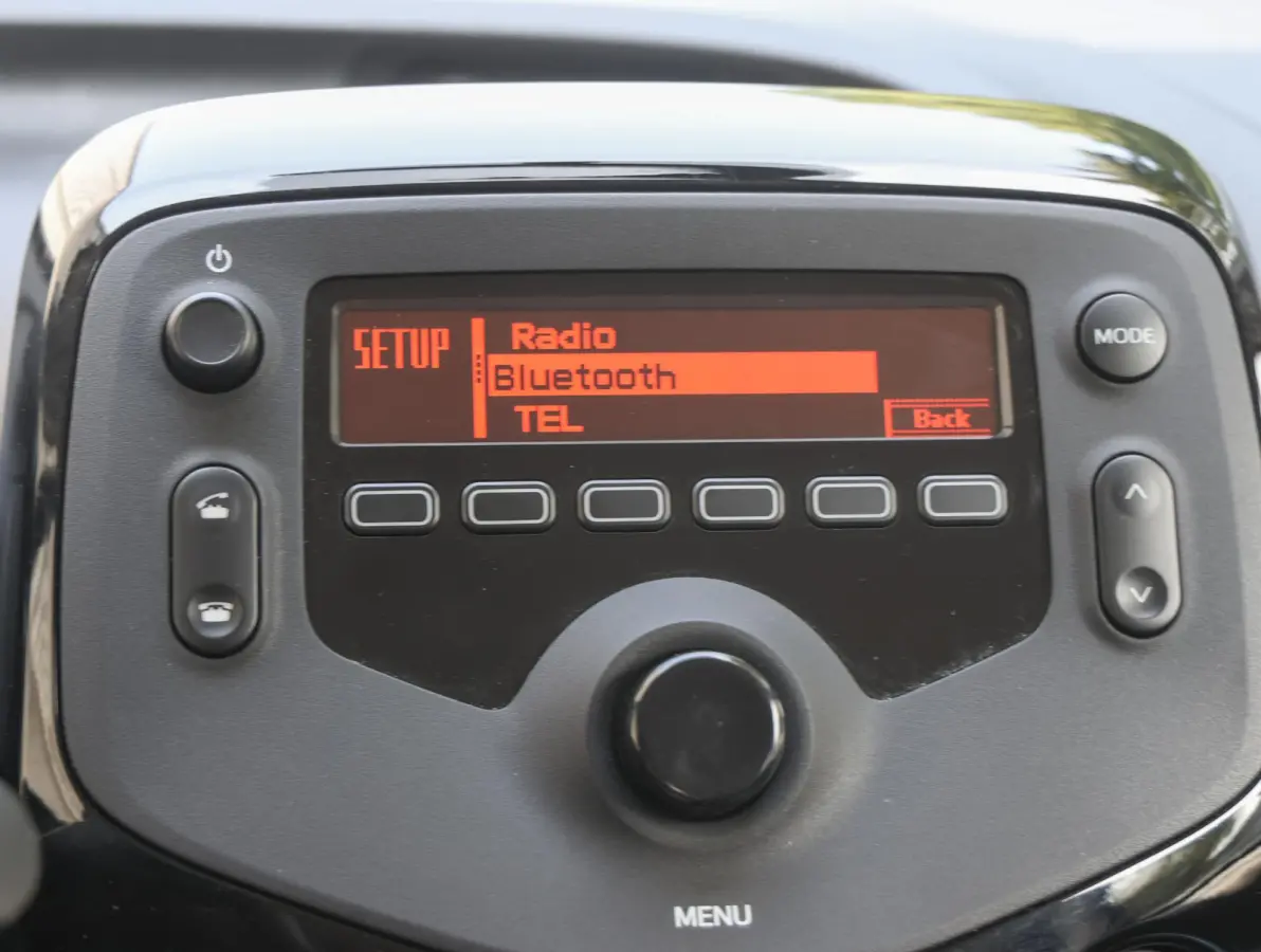 1.0 VTi Feel | Airco | Bluetooth | Centrale deurvergrendeling | Lederen stuurwiel | Chrome pakket