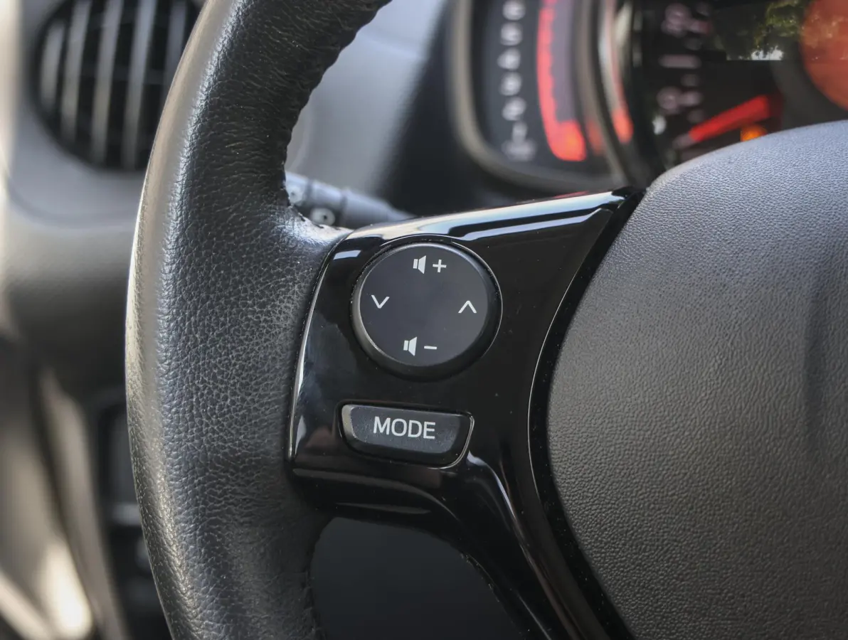 1.0 VTi Feel | Airco | Bluetooth | Centrale deurvergrendeling | Lederen stuurwiel | Chrome pakket