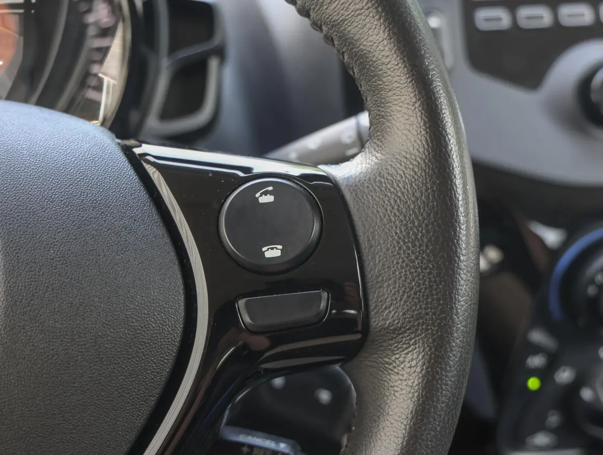 1.0 VTi Feel | Airco | Bluetooth | Centrale deurvergrendeling | Lederen stuurwiel | Chrome pakket