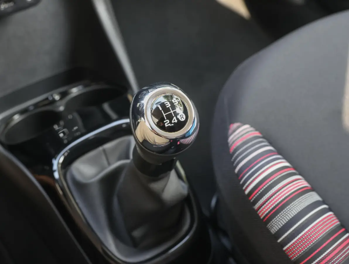 1.0 VTi Feel | Airco | Bluetooth | Centrale deurvergrendeling | Lederen stuurwiel | Chrome pakket