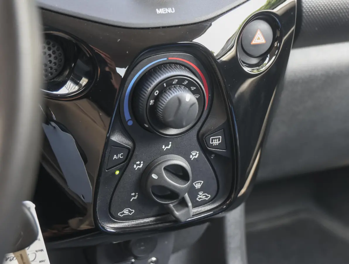 1.0 VTi Feel | Airco | Bluetooth | Centrale deurvergrendeling | Lederen stuurwiel | Chrome pakket