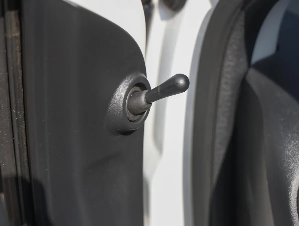 1.0 VTi Feel | Airco | Bluetooth | Centrale deurvergrendeling | Lederen stuurwiel | Chrome pakket