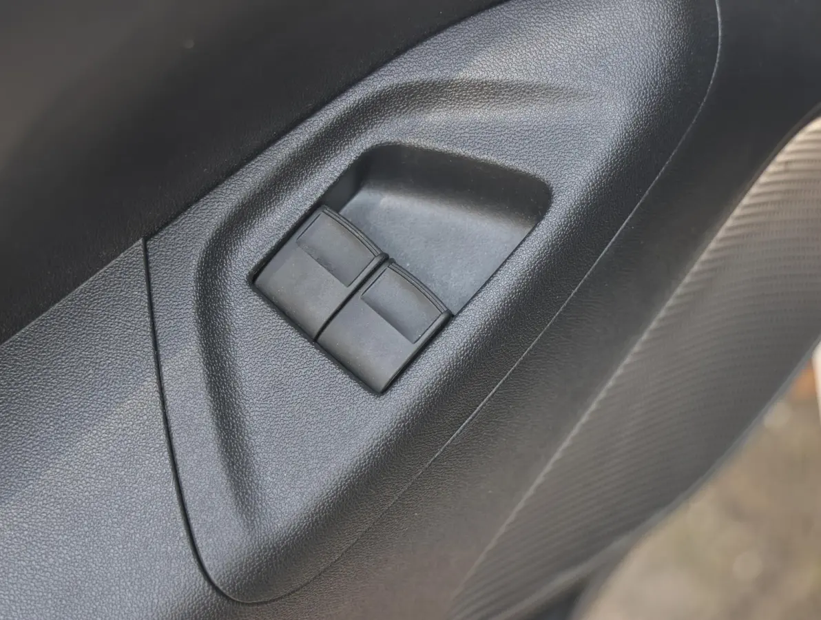 1.0 VTi Feel | Airco | Bluetooth | Centrale deurvergrendeling | Lederen stuurwiel | Chrome pakket