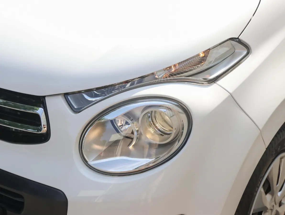 1.0 VTi Feel | Airco | Bluetooth | Centrale deurvergrendeling | Lederen stuurwiel | Chrome pakket