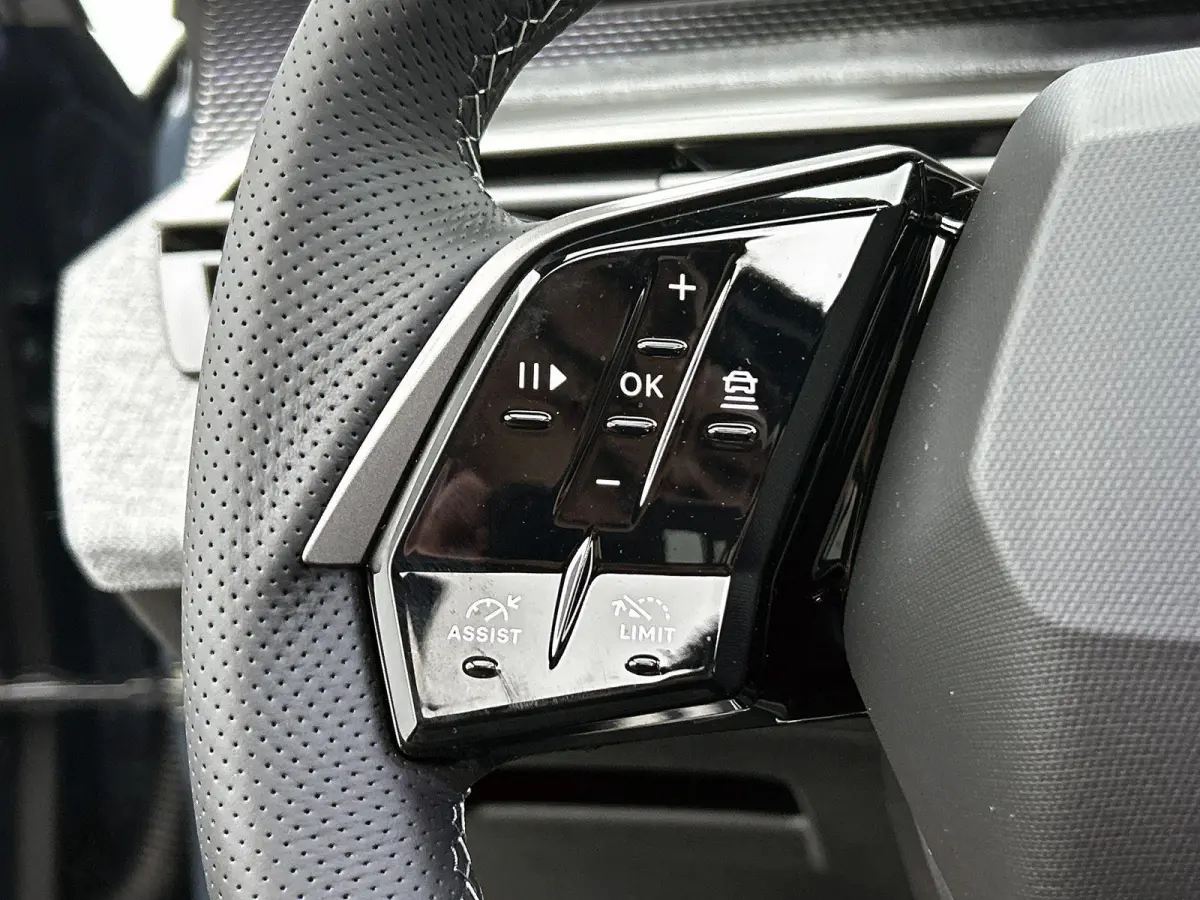Launch Edition 325 Dual Motor 73 kWh | Accu 99% | Lederen Bekleding | Panoramisch Schuifdak | Navigatie | Handsfree Kofferklep | Stoel/stuurverwarming |