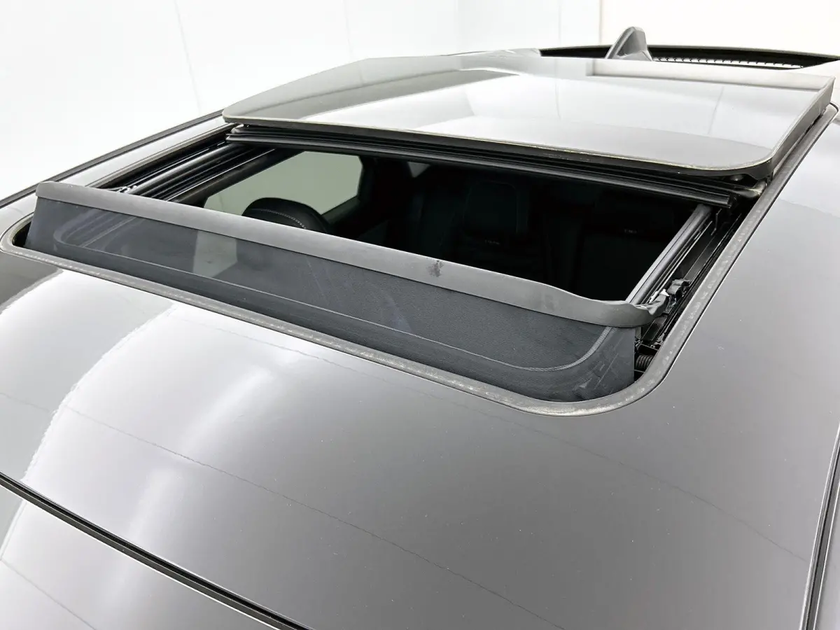 Launch Edition 325 Dual Motor 73 kWh | Accu 99% | Lederen Bekleding | Panoramisch Schuifdak | Navigatie | Handsfree Kofferklep | Stoel/stuurverwarming |