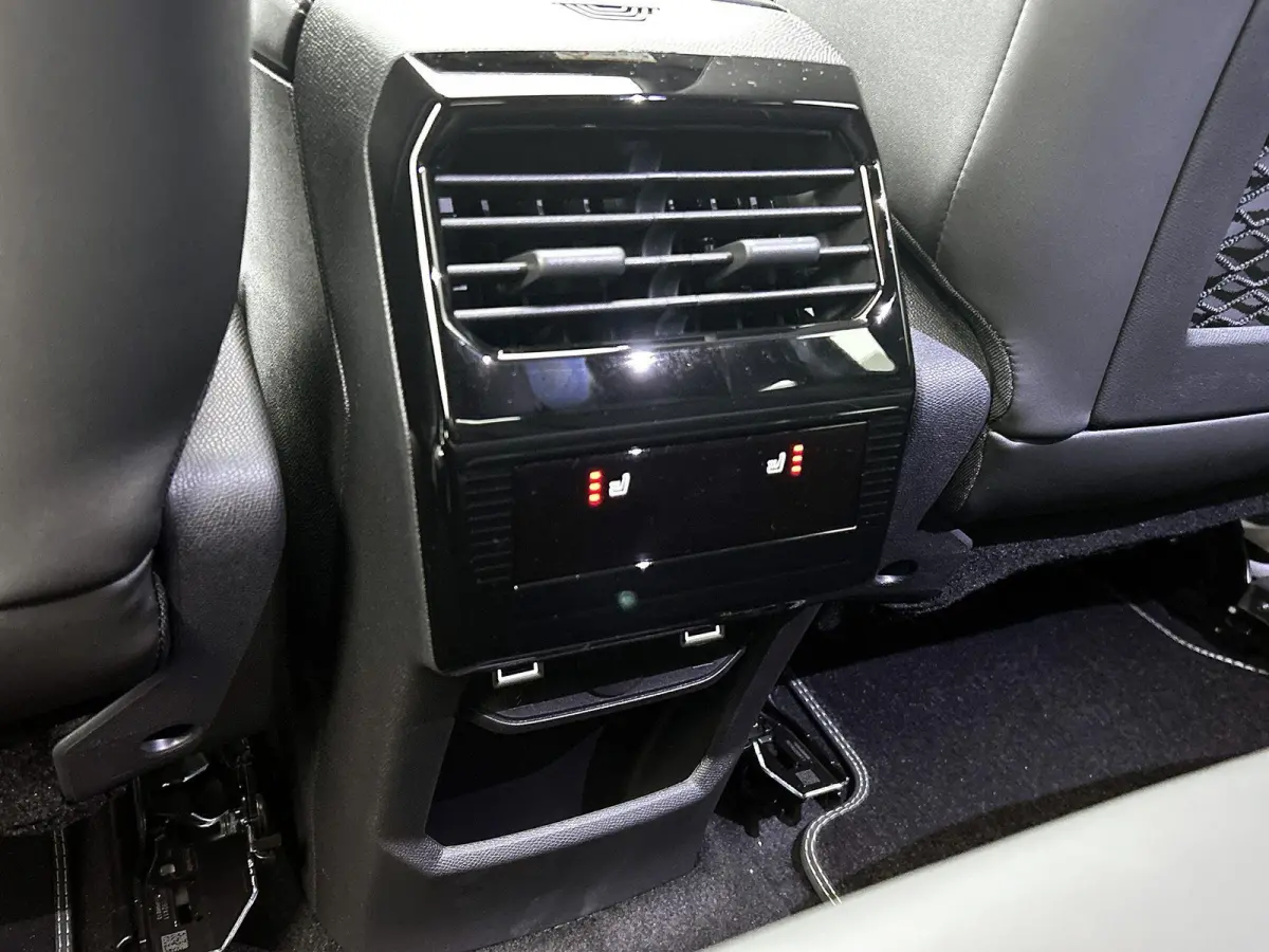 Launch Edition 325 Dual Motor 73 kWh | Accu 99% | Lederen Bekleding | Panoramisch Schuifdak | Navigatie | Handsfree Kofferklep | Stoel/stuurverwarming |