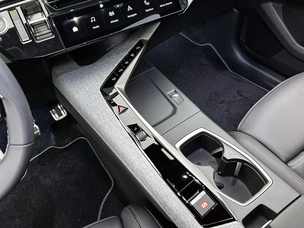 Launch Edition 325 Dual Motor 73 kWh | Accu 99% | Lederen Bekleding | Panoramisch Schuifdak | Navigatie | Handsfree Kofferklep | Stoel/stuurverwarming |