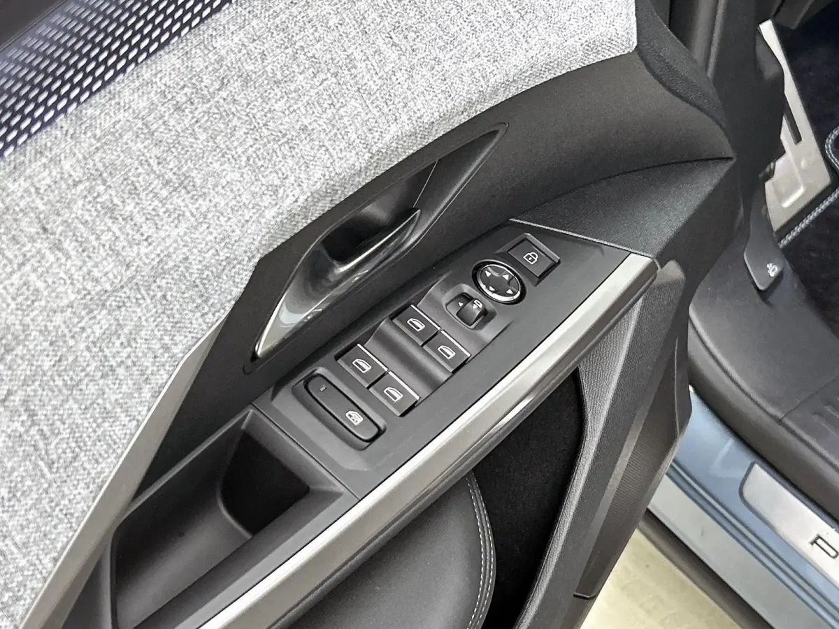 Launch Edition 325 Dual Motor 73 kWh | Accu 99% | Lederen Bekleding | Panoramisch Schuifdak | Navigatie | Handsfree Kofferklep | Stoel/stuurverwarming |