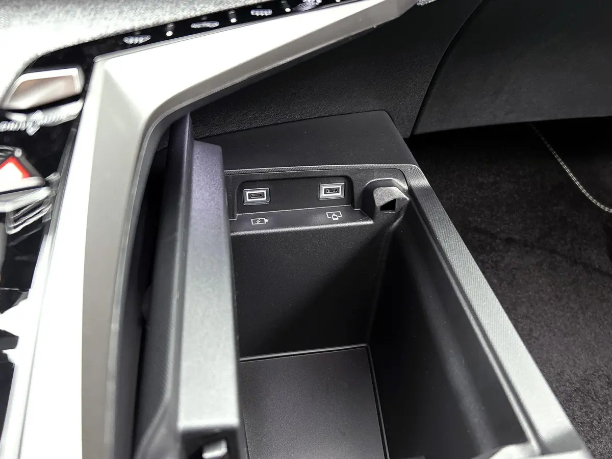 Launch Edition 325 Dual Motor 73 kWh | Accu 99% | Lederen Bekleding | Panoramisch Schuifdak | Navigatie | Handsfree Kofferklep | Stoel/stuurverwarming |