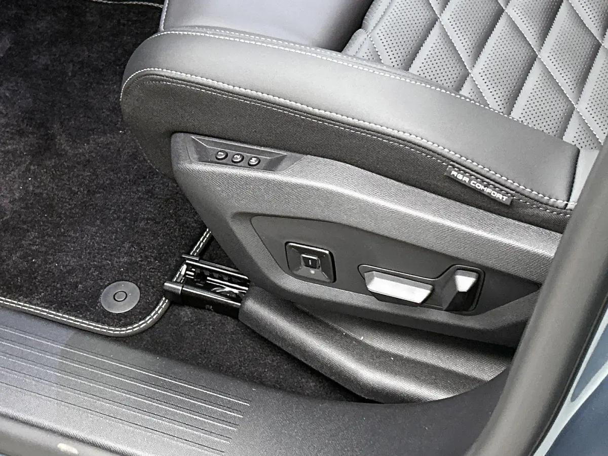 Launch Edition 325 Dual Motor 73 kWh | Accu 99% | Lederen Bekleding | Panoramisch Schuifdak | Navigatie | Handsfree Kofferklep | Stoel/stuurverwarming |