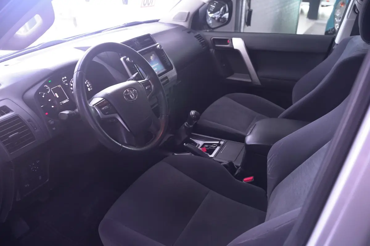 2.8 D-4D-F 177 pk 5 Drs Grijs Kenteken 2-Zits 4WD Airco, Cruise Control, Historie aanwezig