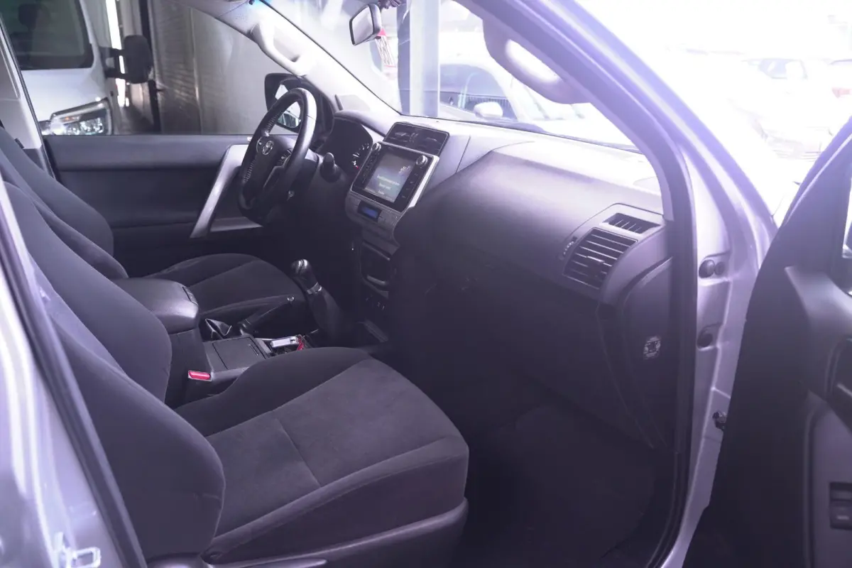 2.8 D-4D-F 177 pk 5 Drs Grijs Kenteken 2-Zits 4WD Airco, Cruise Control, Historie aanwezig
