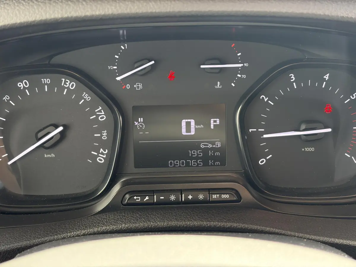 2.0 L3*AUTOM.*NAV*3PERS*CRUISE*INBOUW*A/C*2500KGTR