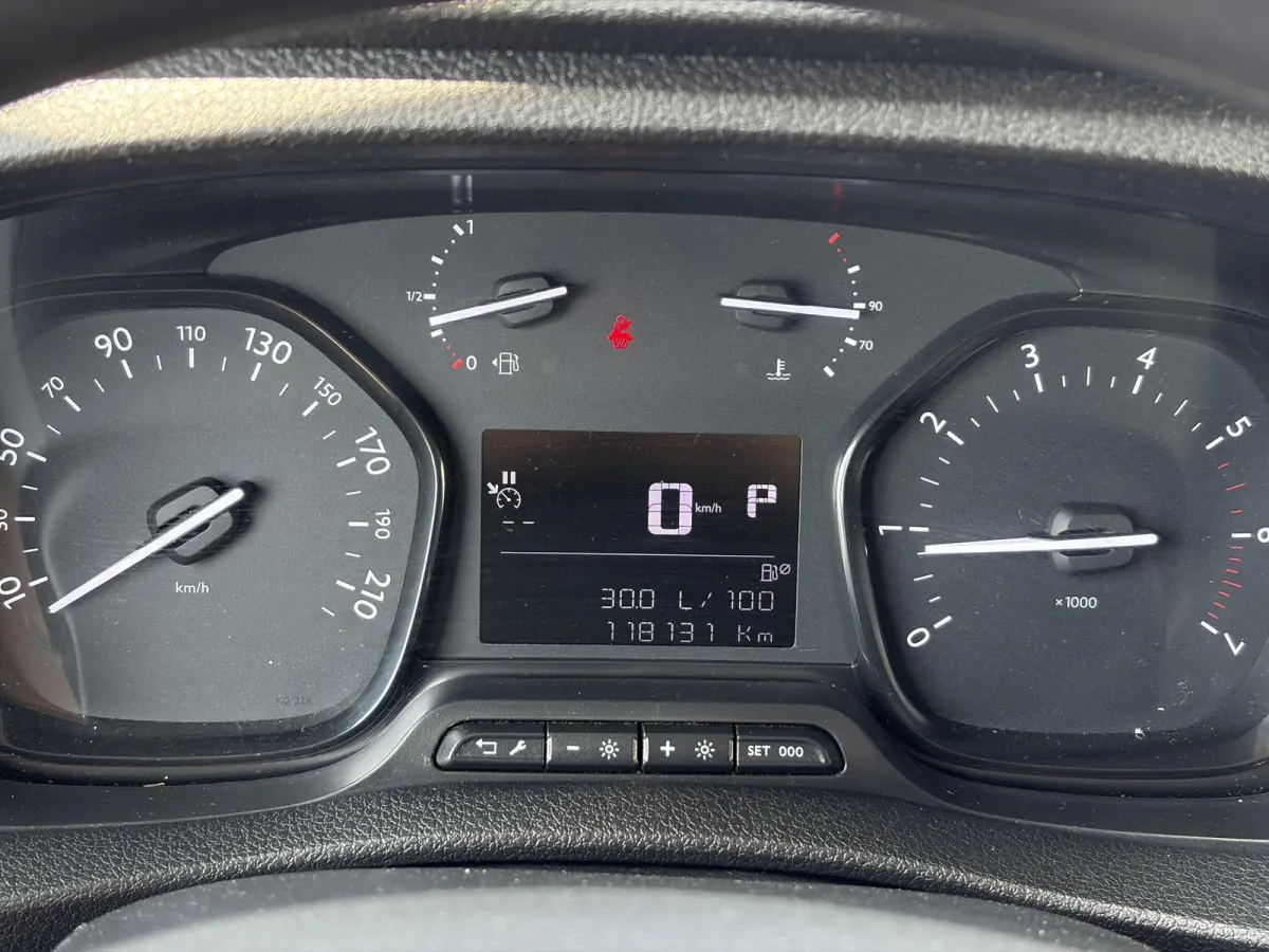2.0 L3*AUTOM.*NAV*3PERS*CRUISE*HAAK*A/C*2500KGTR.*